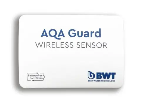 Weißer kabelloser Wassersensor mit der Aufschrift "AQA Guard" und dem Logo der Marke BWT. Hinweis auf batteriefreien Betrieb durch EnOcean.
